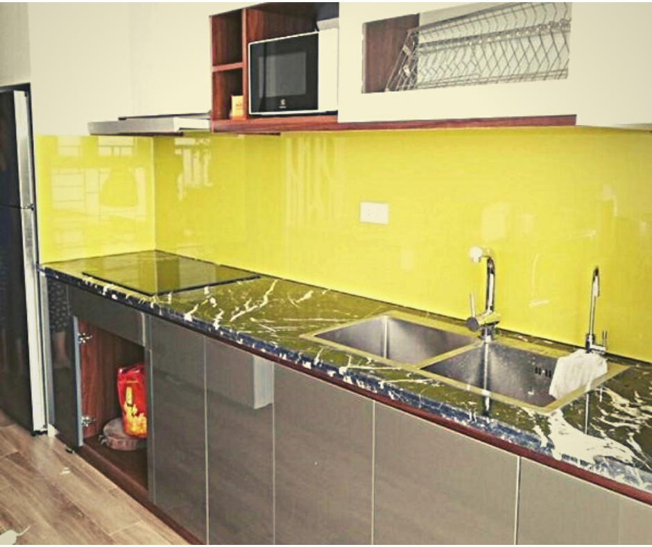 Kính ốp bếp màu vàng