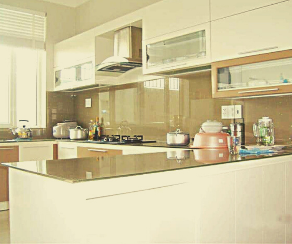 Kính ốp bếp màu vàng be