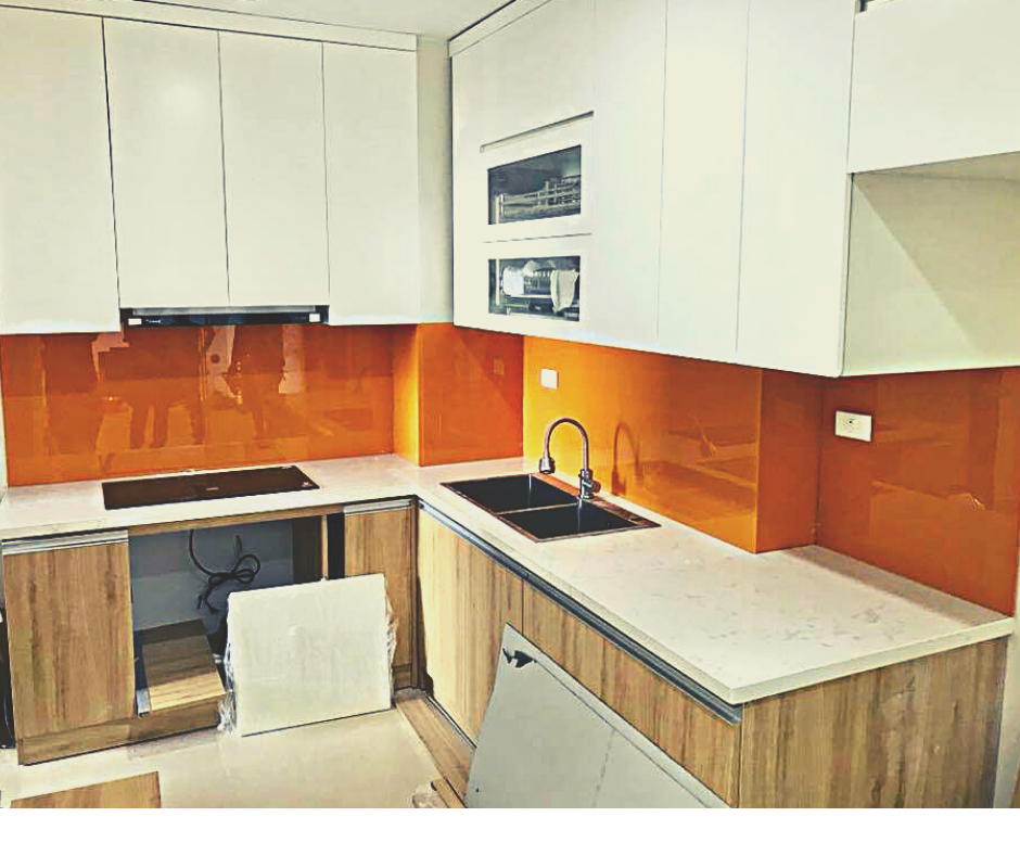 kính ốp bếp màu cam nhạt