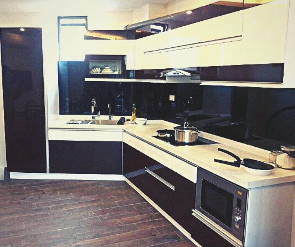 Kính ốp bếp màu đen