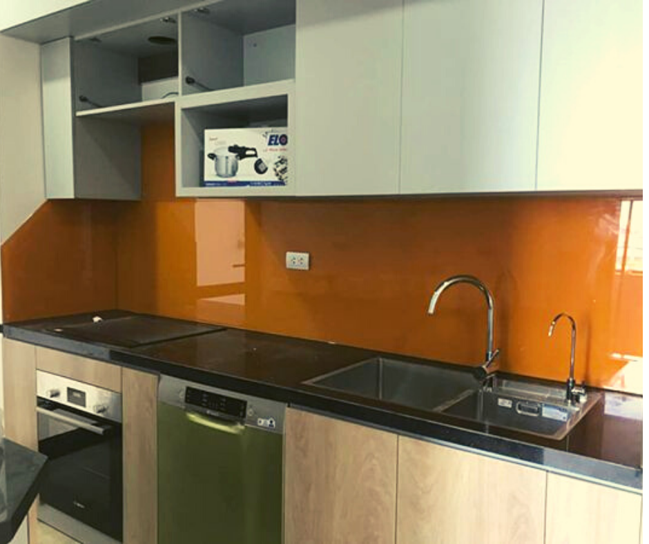 kính màu ốp bếp vàng nghệ